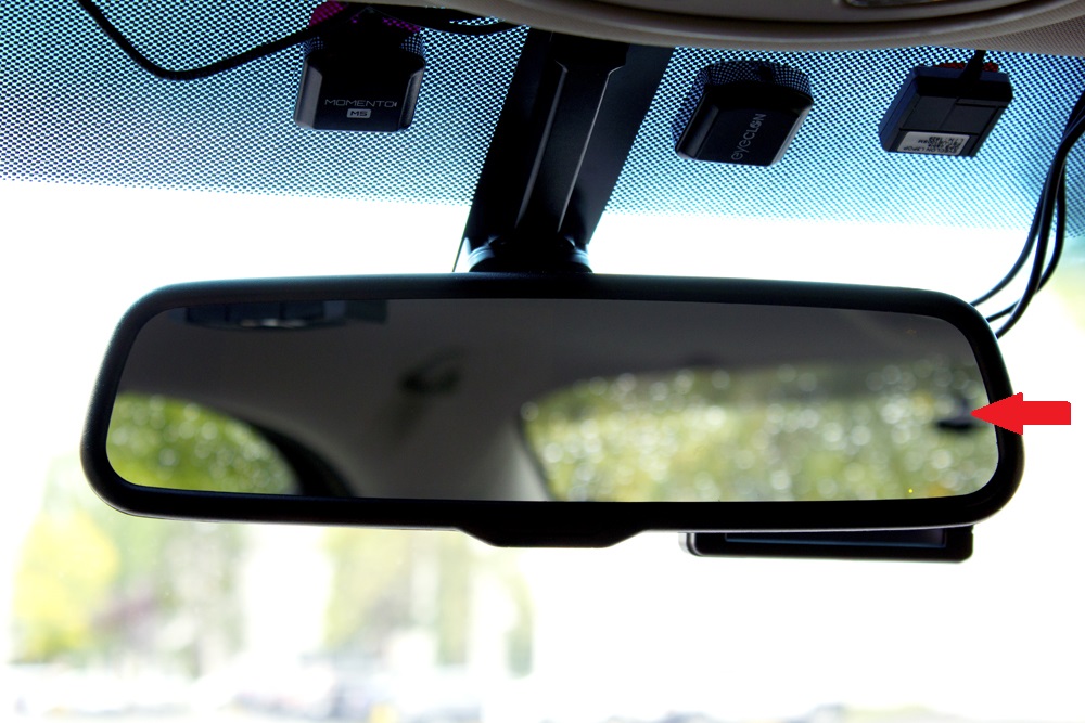 Can I change the picture settings on the Momento R1 Rearview Mirror?