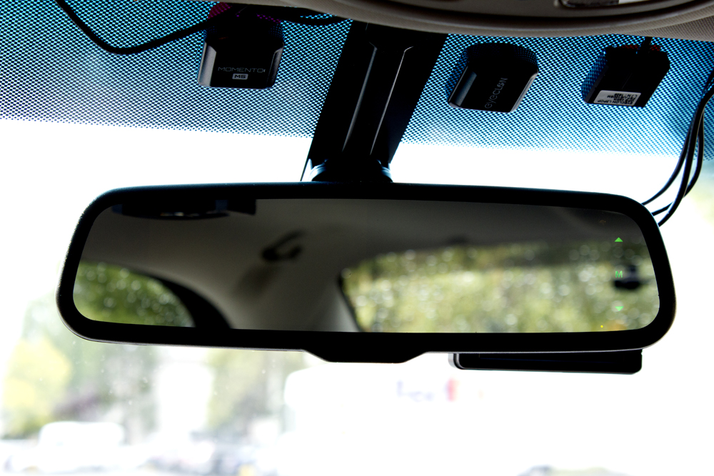Can I change the picture settings on the Momento R1 Rearview Mirror?